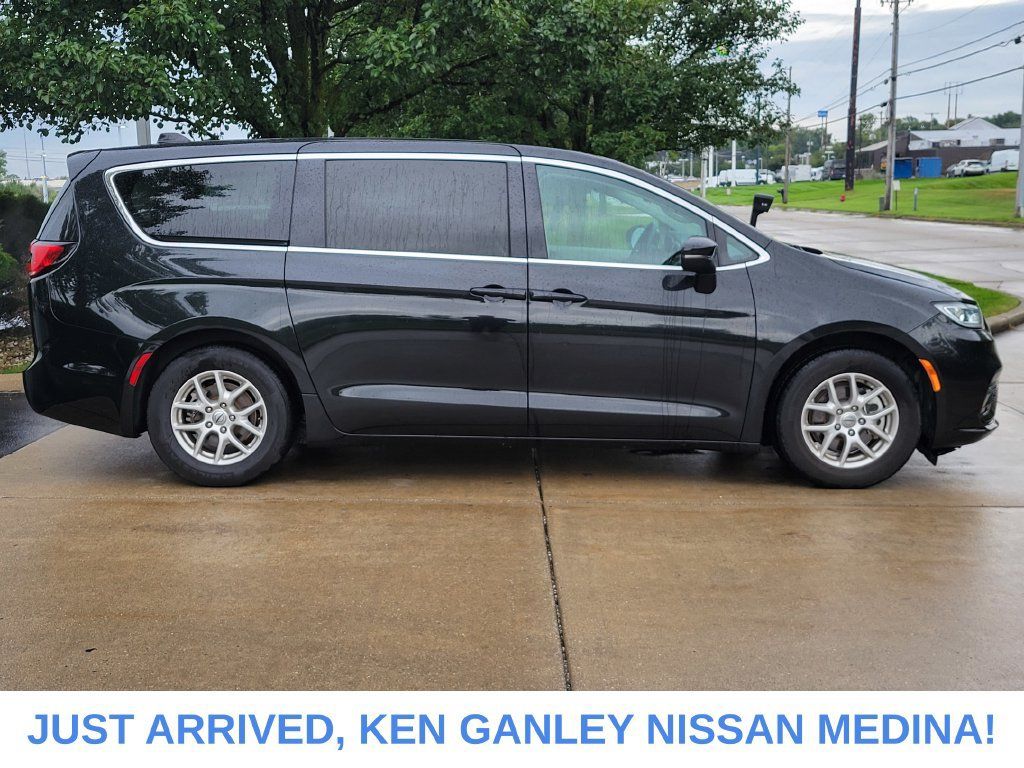 Used 2023 Chrysler Pacifica Touring-L FWD image 2