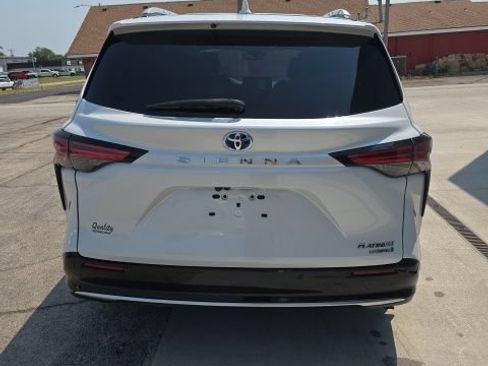 Used 2023 Toyota Sienna Platinum FWD image 7