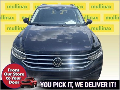 Used 2023 Volkswagen Tiguan SE w/ Panoramic Sunroof Package FWD image 2