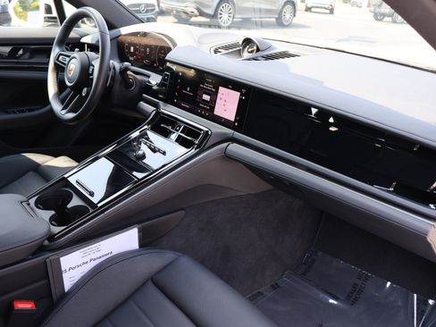 Used 2025 Porsche Panamera RWD image 30