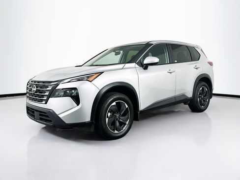 Used 2024 Nissan Rogue SV image 3