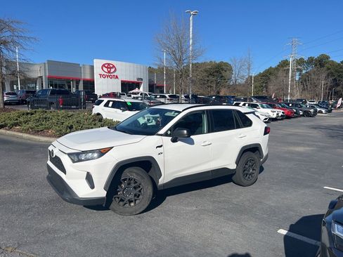 Used 2019 Toyota RAV4 LE image 3