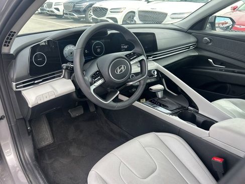 Used 2025 Hyundai Elantra Limited FWD image 9