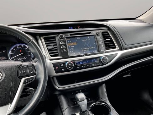 Used 2017 Toyota Highlander SE AWD/4WD image 6