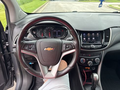 Used 2020 Chevrolet Trax LT w/ Sun & Sound Package FWD image 7