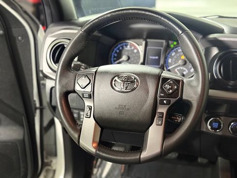 Used 2022 Toyota Tacoma TRD Off-Road AWD/4WD image 12