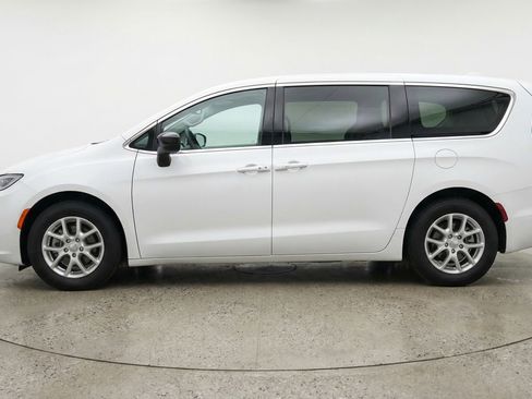 Used 2024 Chrysler Voyager LX FWD image 5