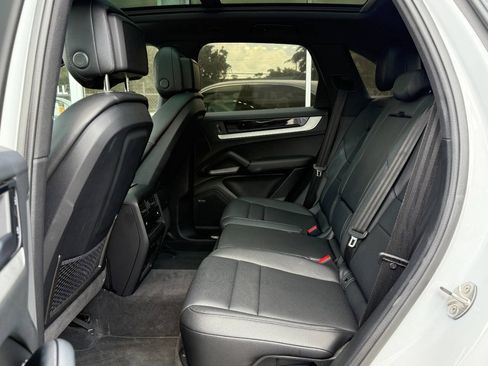 Used 2024 Porsche Cayenne AWD/4WD image 17