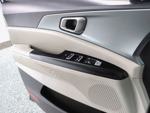 Used 2024 Kia Carnival LX image 21