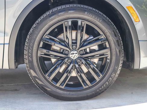 Used 2022 Volkswagen Tiguan SE R-Line FWD image 9