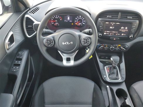 Used 2022 Kia Soul LX image 10