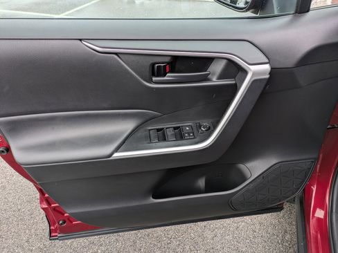 Used 2021 Toyota RAV4 LE image 6