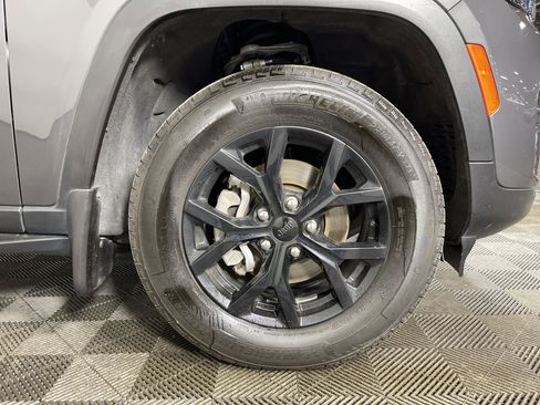 Used 2024 Jeep Grand Cherokee Altitude image 8