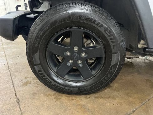 Used 2017 Jeep Wrangler Unlimited Sport AWD/4WD image 28
