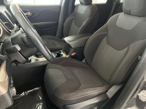 Used 2016 Jeep Cherokee Latitude w/ Cold Weather Group image 10