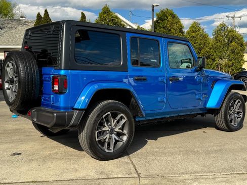 Used 2024 Jeep Wrangler Unlimited w/ Convenience Group AWD/4WD image 3