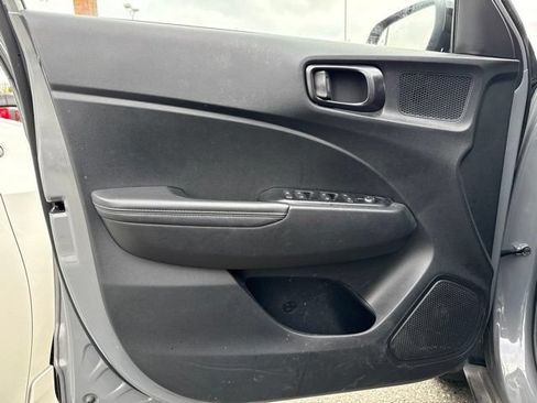 Used 2022 Hyundai Venue Limited FWD image 8