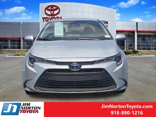 Used 2025 Toyota Corolla LE FWD image 2