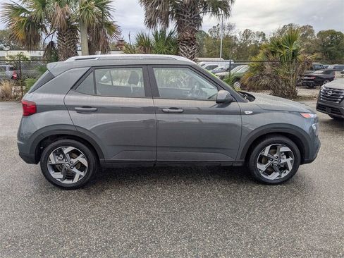 Used 2025 Hyundai Venue SEL image 3