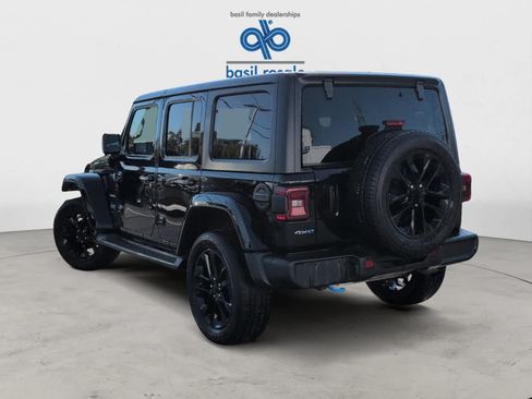 Used 2023 Jeep Wrangler Unlimited Sahara w/ Cold Weather Group AWD/4WD image 7