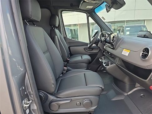 Used 2025 Mercedes-Benz Sprinter 2500 image 8