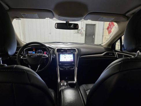 Used 2017 Ford Fusion SE w/ Fusion SE Technology Package image 38