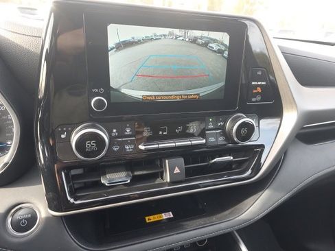 Used 2025 Toyota Highlander XLE image 14