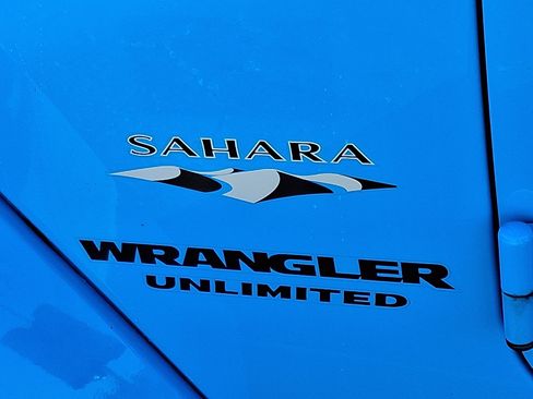 Used 2017 Jeep Wrangler Unlimited Sahara w/ Connectivity Group image 29