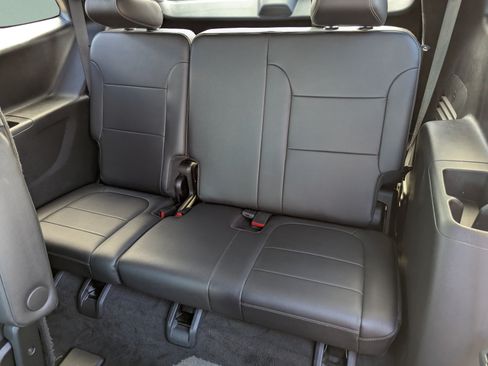 Used 2023 Chevrolet Traverse LT FWD image 21