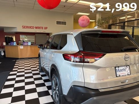 Used 2023 Nissan Rogue SV image 9