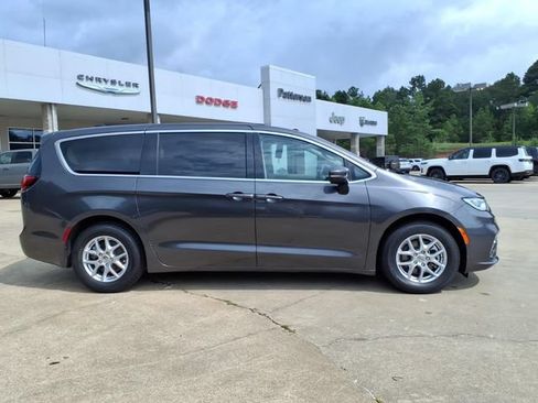 Used 2023 Chrysler Pacifica Touring-L FWD image 2