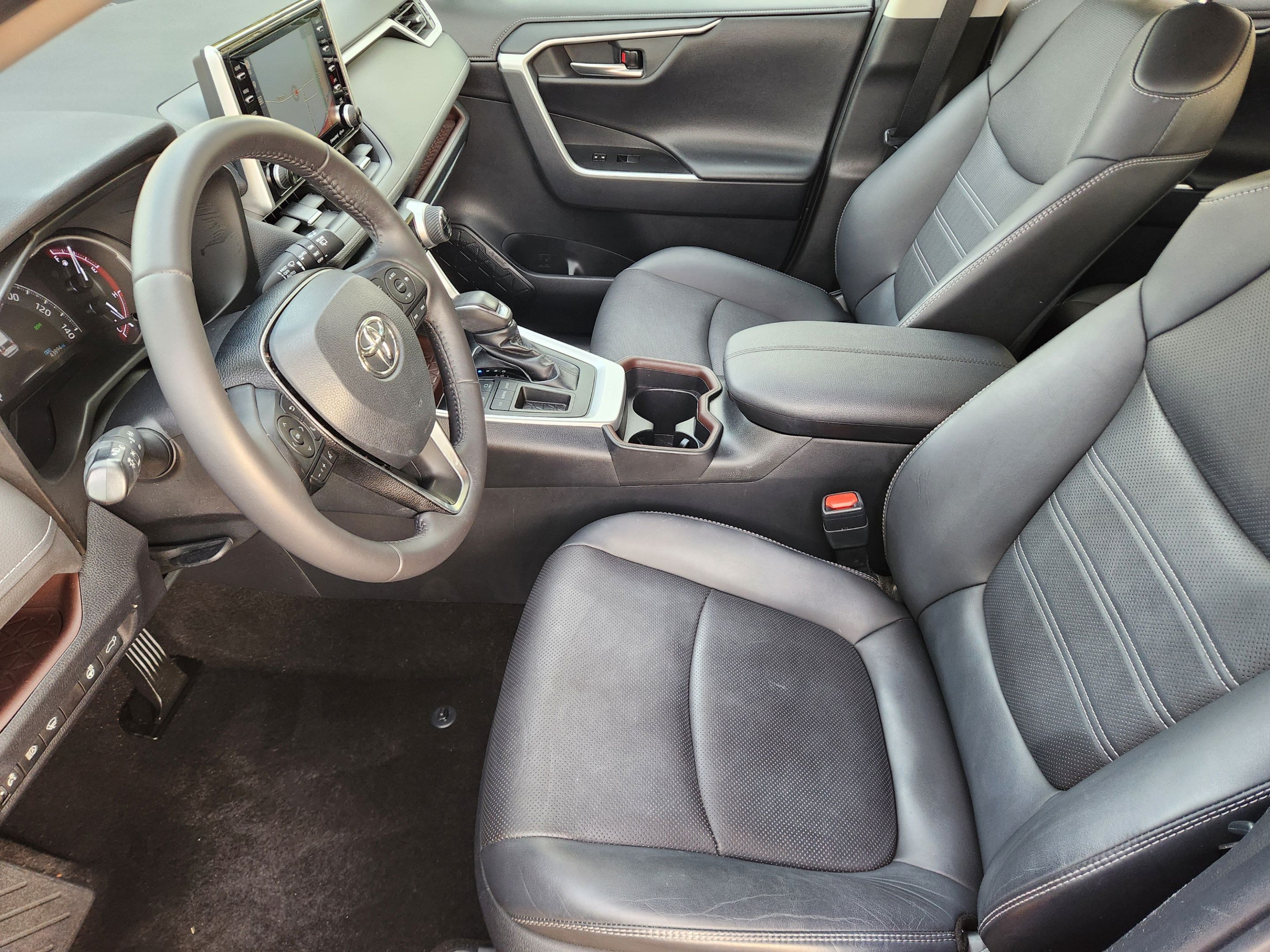 Used 2019 Toyota RAV4 Limited w/ Cold Weather Package FWD image 5