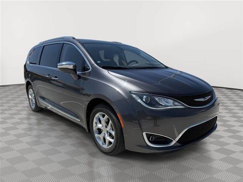 Used 2018 Chrysler Pacifica Limited FWD image 1