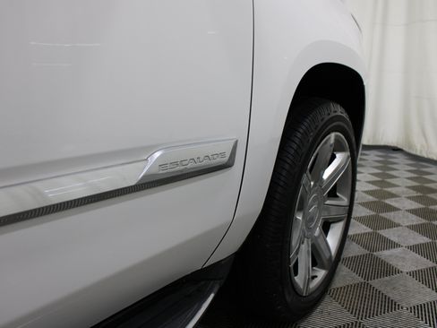 Used 2017 Cadillac Escalade ESV Luxury AWD/4WD image 29