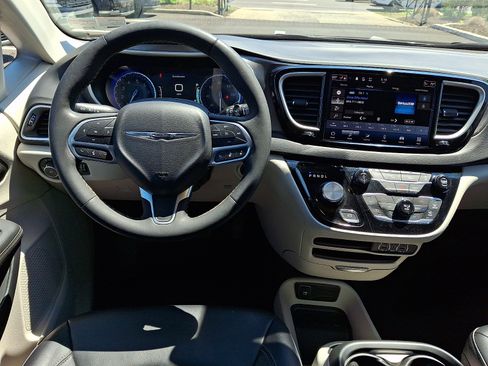 Used 2024 Chrysler Pacifica Touring-L FWD image 12