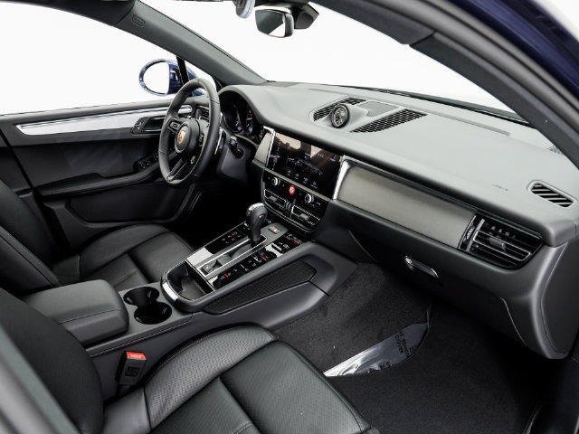 Certified 2026 Porsche Macan AWD/4WD image 24
