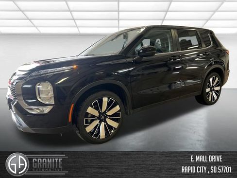 Used 2025 Mitsubishi Outlander SE FWD image 1