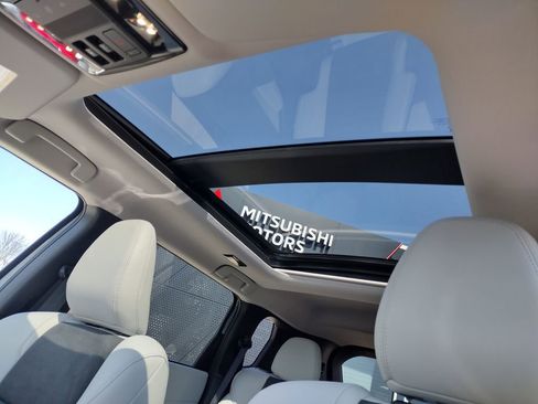 New 2026 Mitsubishi Outlander SE image 2