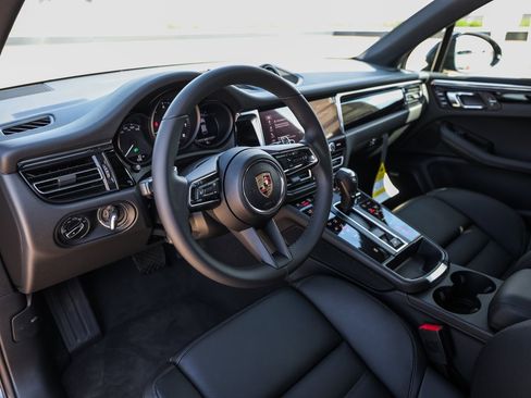 Certified 2025 Porsche Macan image 4