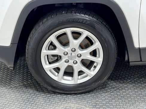 Used 2018 Jeep Cherokee Latitude Plus w/ Comfort/Convenience Group FWD image 35