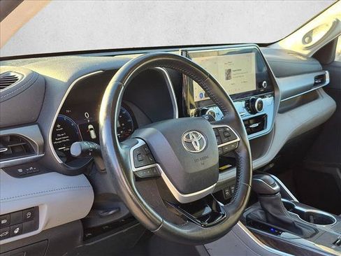 Used 2023 Toyota Highlander Limited FWD image 8