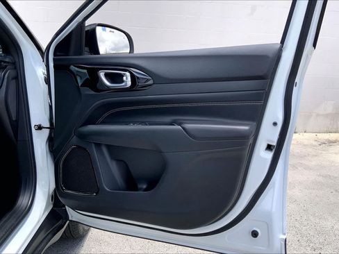 Used 2022 Jeep Compass Latitude FWD image 28