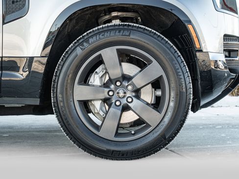 Used 2023 Land Rover Defender 90 X-Dynamic SE image 32