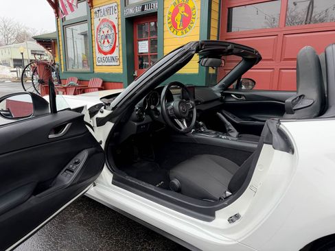 Used 2020 MAZDA MX-5 Miata Sport image 18