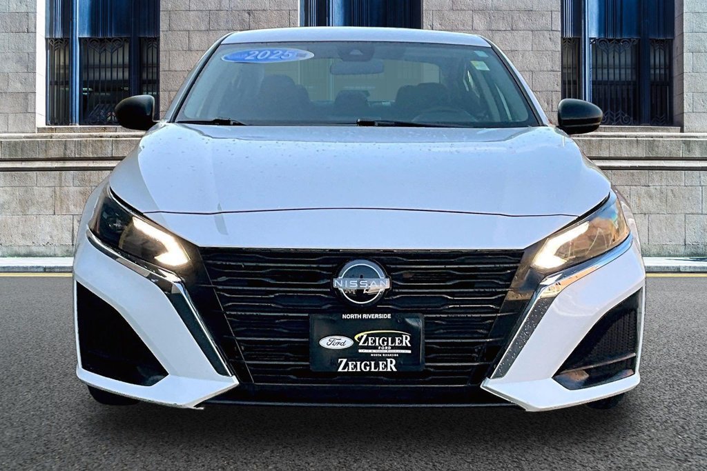 Used 2025 Nissan Altima 2.5 SV FWD image 3