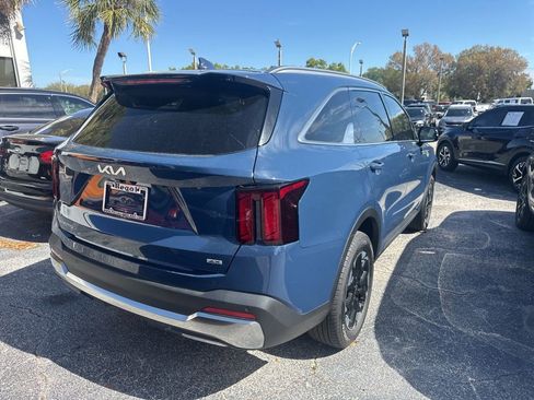 Used 2025 Kia Sorento S image 4