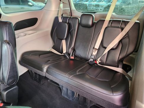 Used 2021 Chrysler Voyager Lxi image 10