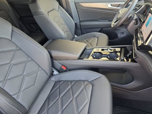 Used 2025 Volkswagen Atlas Cross Sport SE AWD/4WD image 9