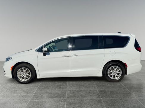Used 2023 Chrysler Pacifica Touring-L FWD image 3