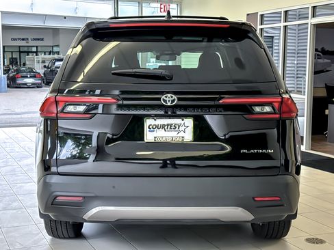Used 2024 Toyota Grand Highlander AWD image 5